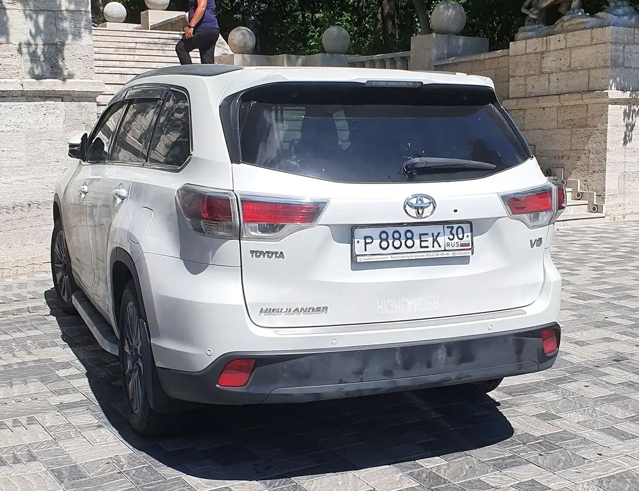 Фото автомобиля TOYOTA HIGHLANDER, 2014 — госномер Е980НХ30. Цвет: Белый