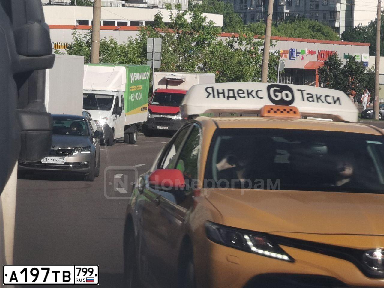 Фото автомобиля SKODA OCTAVIA, 2019 — госномер А197ТВ799. Цвет: МНОГОЦВЕТНЫЙ