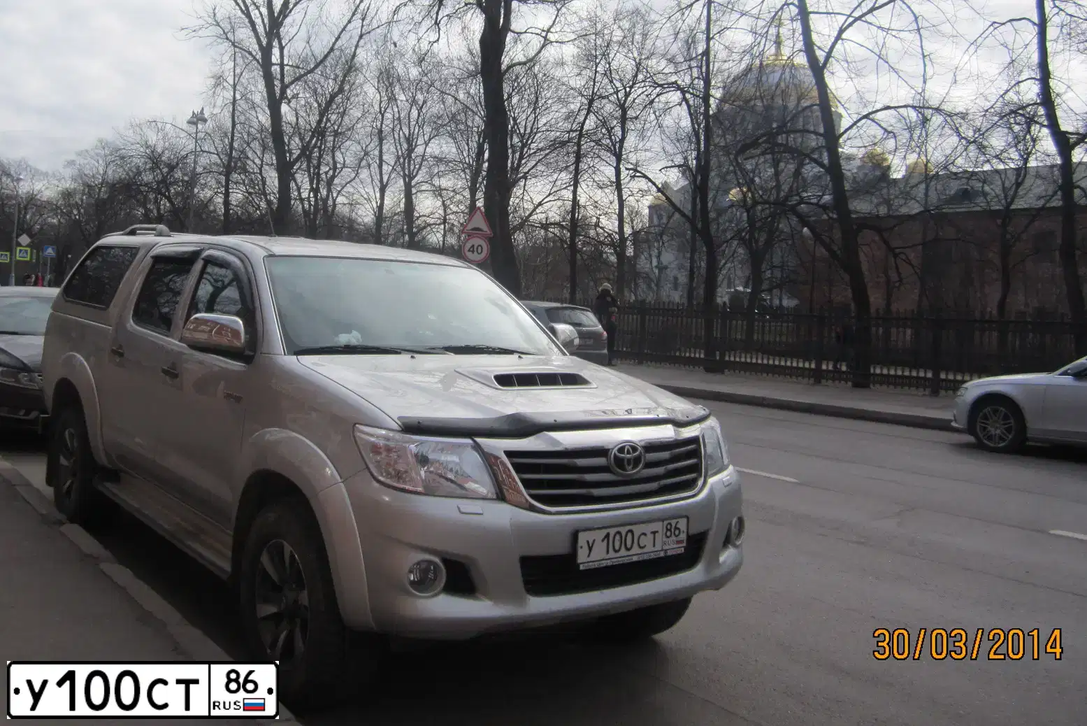 Фото автомобиля TOYOTA HILUX, 2012 — госномер У100СТ86. Цвет: СЕРЕБРИСТЫЙ