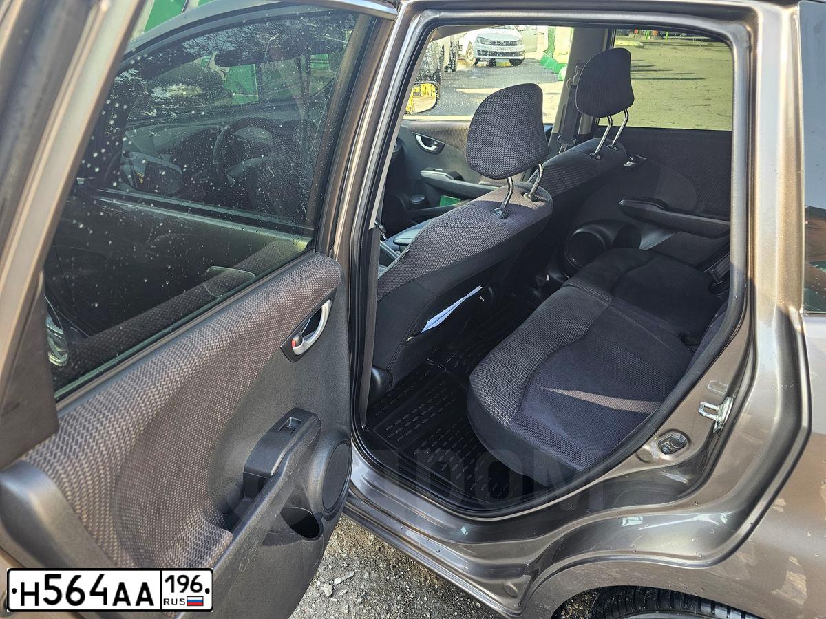 Фото автомобиля HONDA JAZZ, 2012 — госномер Н564АА196. Цвет: СЕРО-КОРИЧНЕВЫЙ