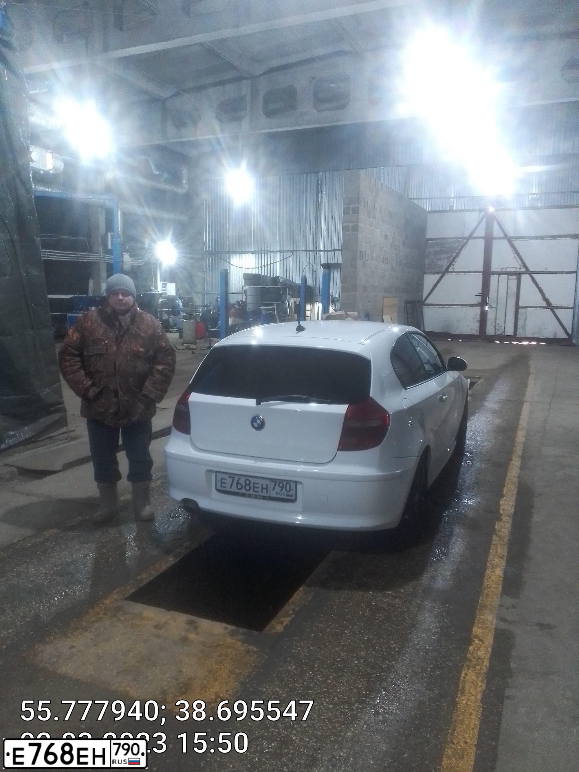 Фото автомобиля BMW SERIE 1, 2008 — госномер О513ТА29. Цвет: Белый