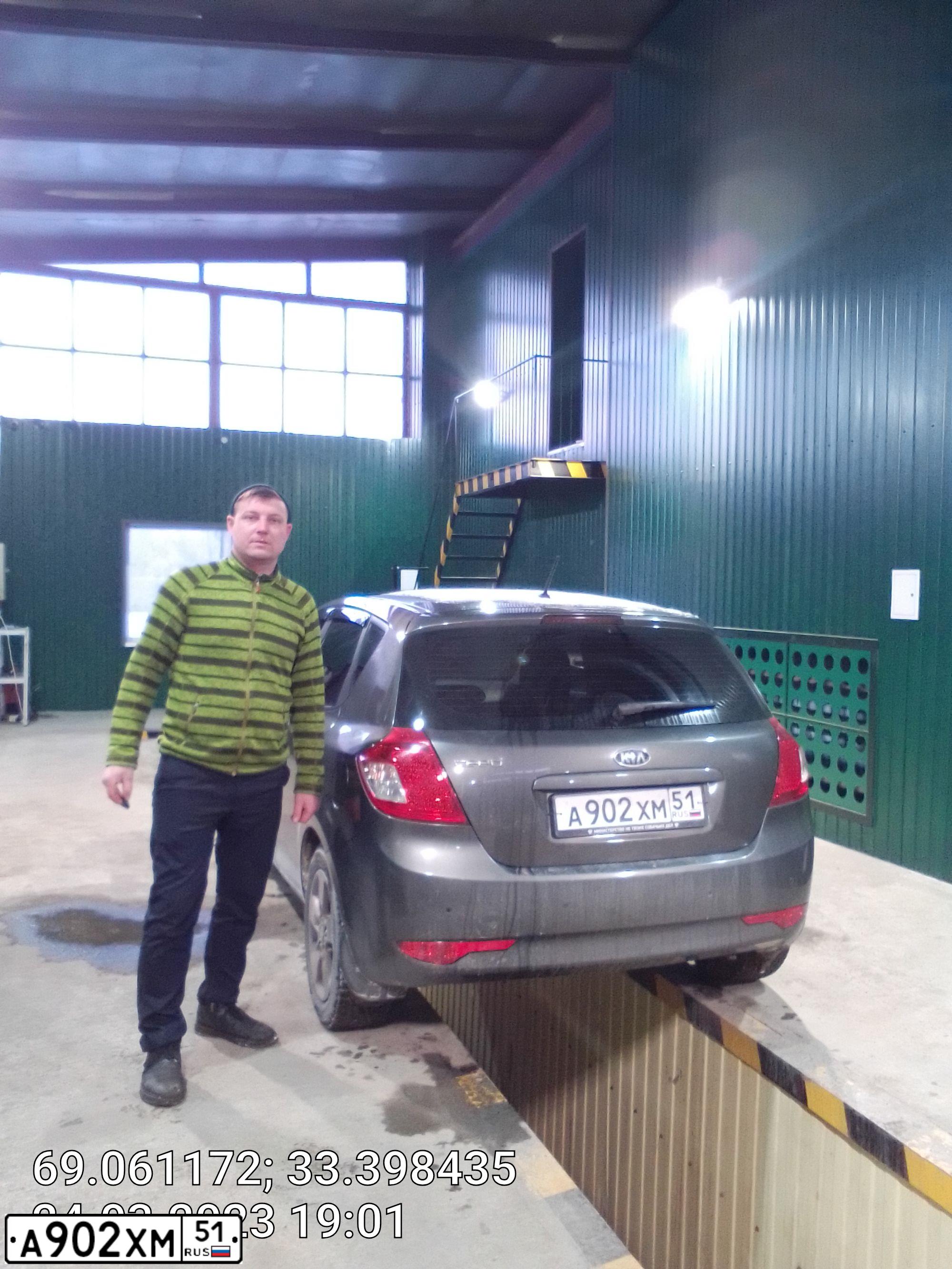 Фото автомобиля KIA CEE'D, 2010 — госномер А902ХМ51. Цвет: Серебристый