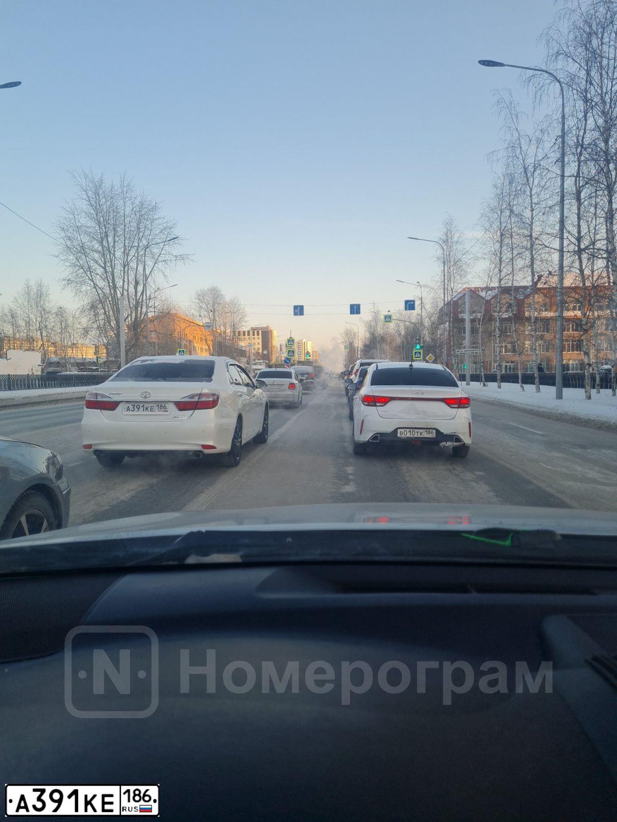 Фото автомобиля TOYOTA CAMRY, 2017 — госномер А391КЕ186. Цвет: БЕЛЫЙ ПЕРЛАМУТР