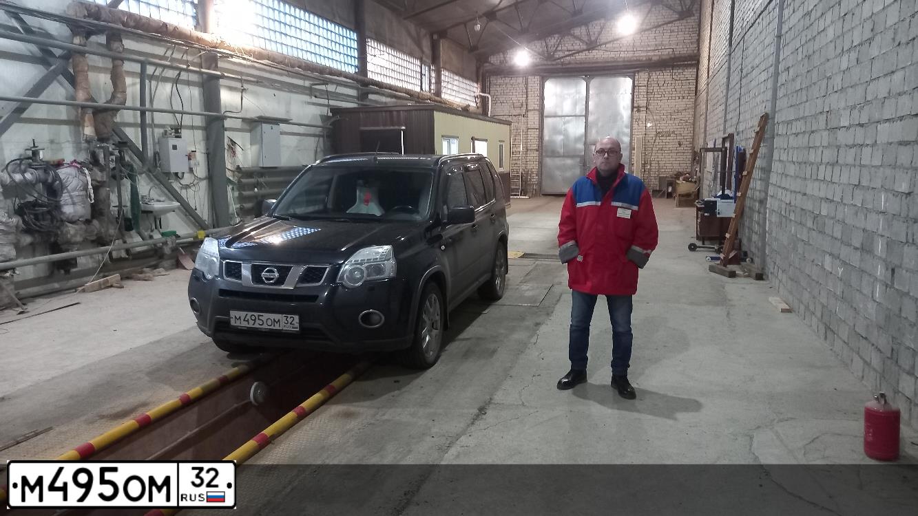 Фото автомобиля NISSAN X-TRAIL, 2012 — госномер М495ОМ32. Цвет: ЧЕРНЫЙ