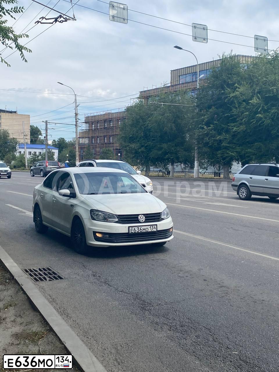 Фото автомобиля VOLKSWAGEN POLO, 2018 — госномер Е636МО134. Цвет: Белый