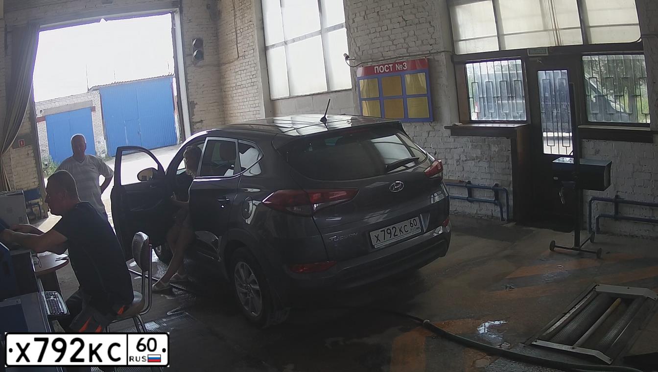 Фото автомобиля HYUNDAI TUCSON, 2016 — госномер Х792КС60. Цвет: СЕРЫЙ