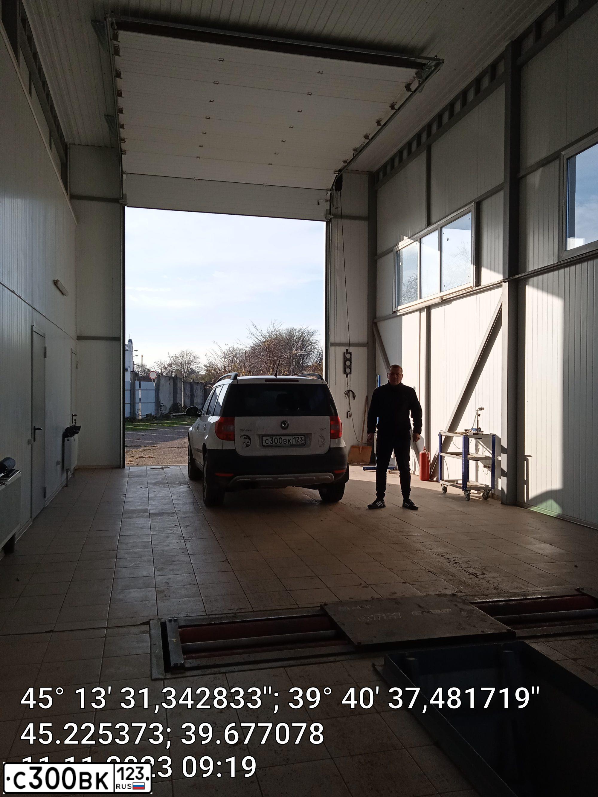 Фото автомобиля SKODA YETI, 2012 — госномер С300ВК123. Цвет: Белый