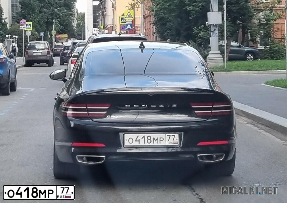 Фото автомобиля GAZ 3102 WOLGA, 2000 — госномер О418МР77. Цвет: ЧЕРНЫЙ