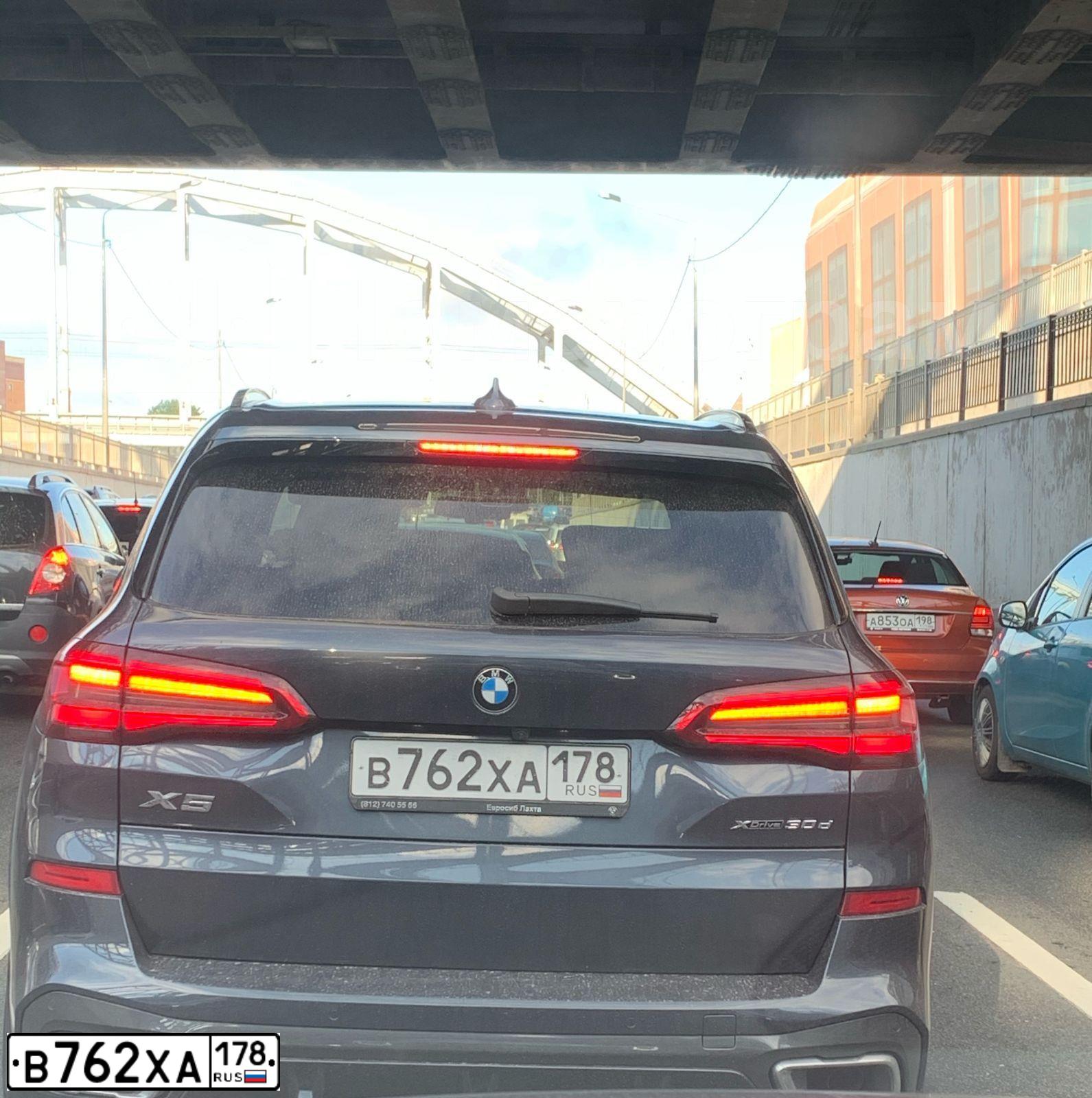 Фото автомобиля BMW X5, 2019 — госномер Р505СК29. Цвет: Серый