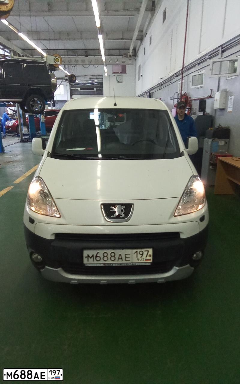 Фото автомобиля PEUGEOT PARTNER, 2010 — госномер М688АЕ197. Цвет: БЕЛЫЙ