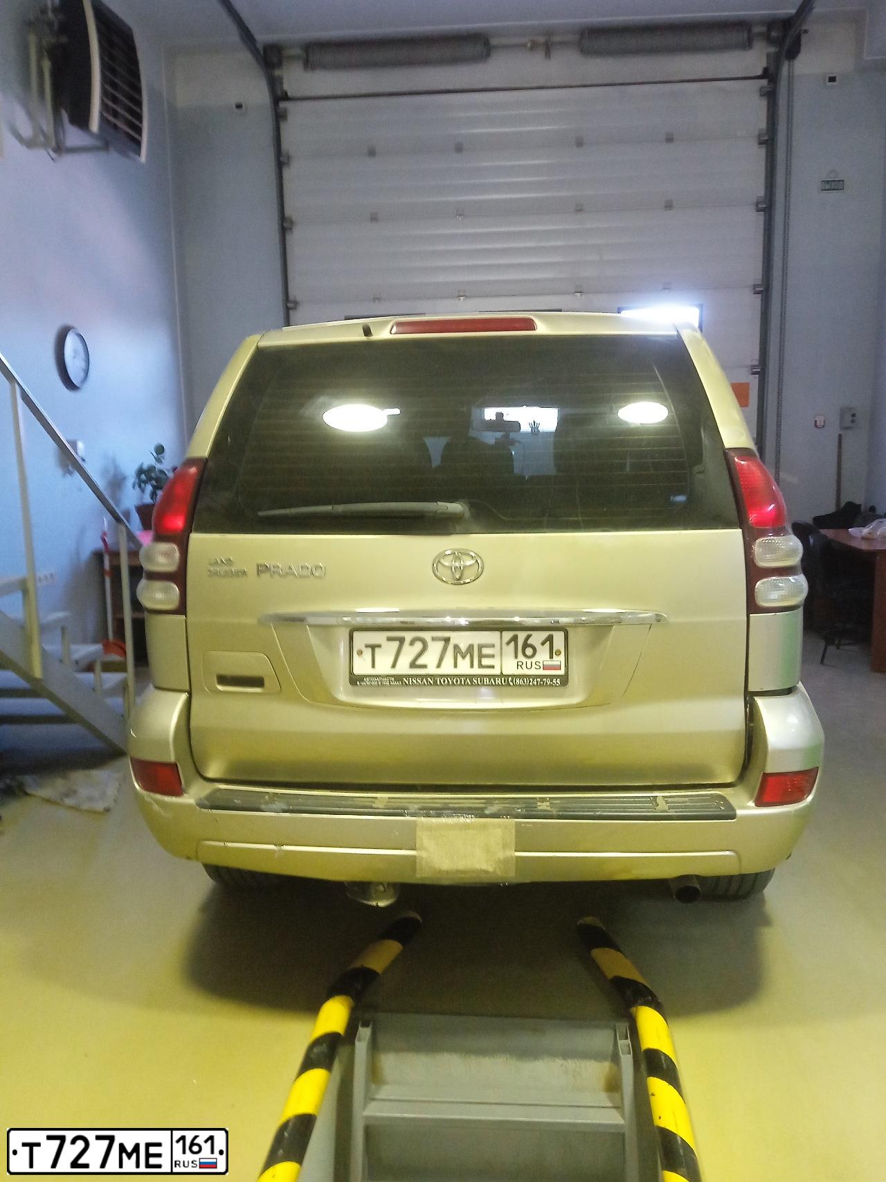 Фото автомобиля TOYOTA LANDCRUISER, 2004 — госномер Т727МЕ161. Цвет: ЗОЛОТИСТЫЙ