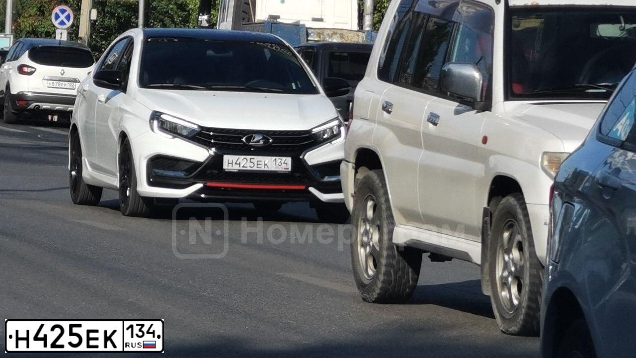 Фото автомобиля LADA VESTA GFLR10, 2023 — госномер Н425ЕК134. Цвет: Белый