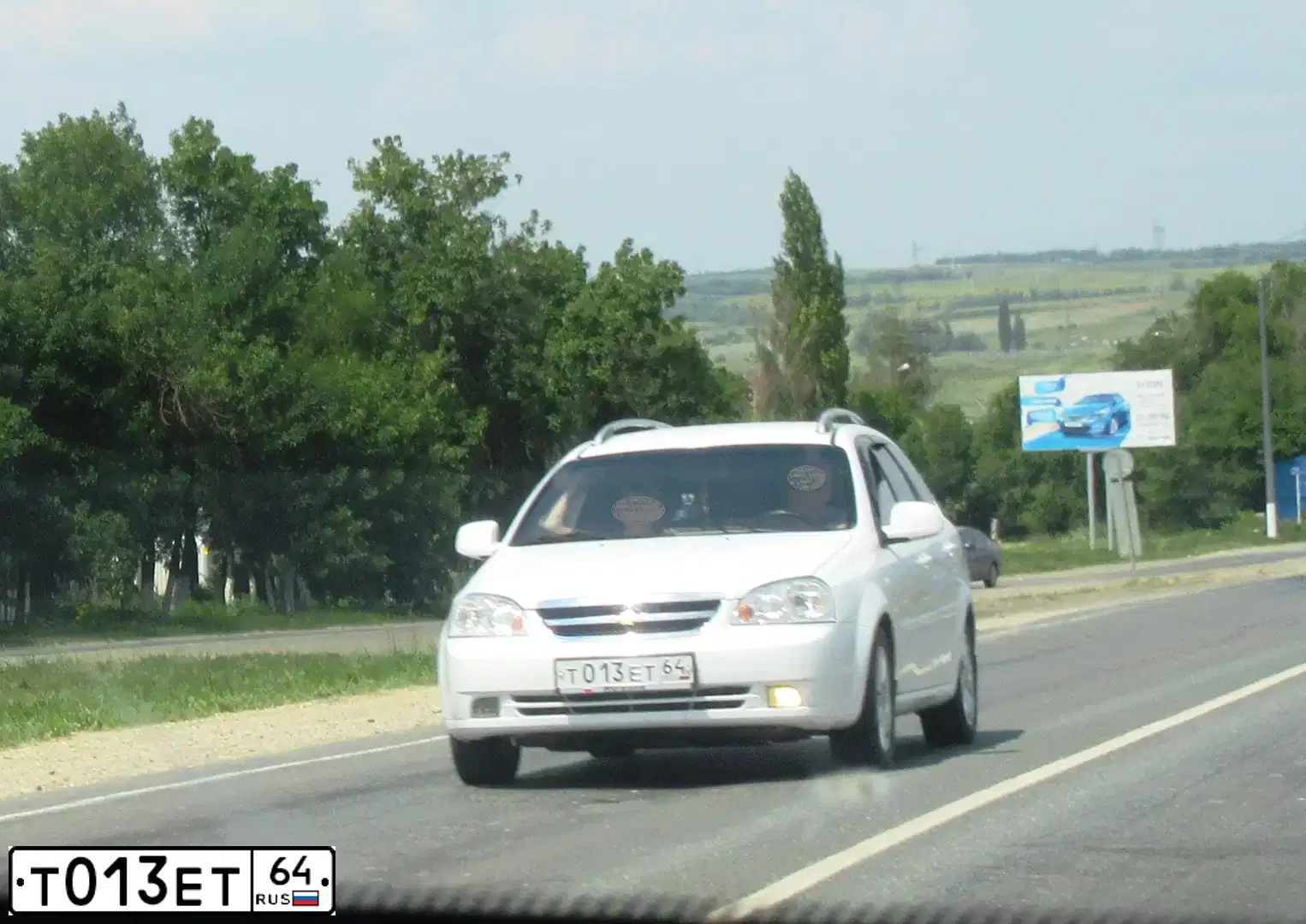 Фото автомобиля CHEVROLET LACETTI, 2011 — госномер Т013ЕТ64. Цвет: БЕЛЫЙ