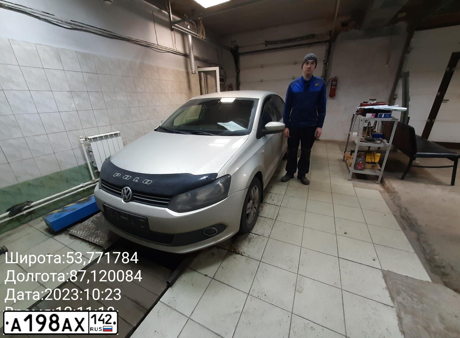 Фото автомобиля VOLKSWAGEN POLO, 2011 — госномер М144МС142. Цвет: СЕРЕБРИСТО-ЖЕЛТЫЙ