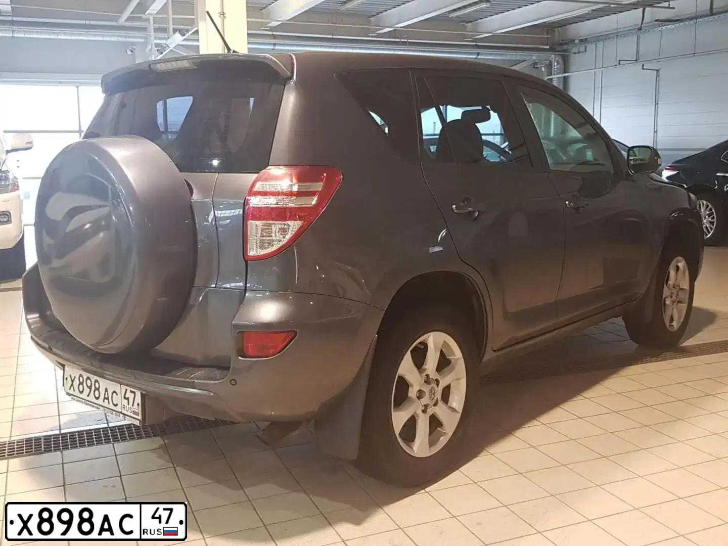 Фото автомобиля TOYOTA RAV4, 2011 — госномер Е506РВ763. Цвет: СЕРЫЙ