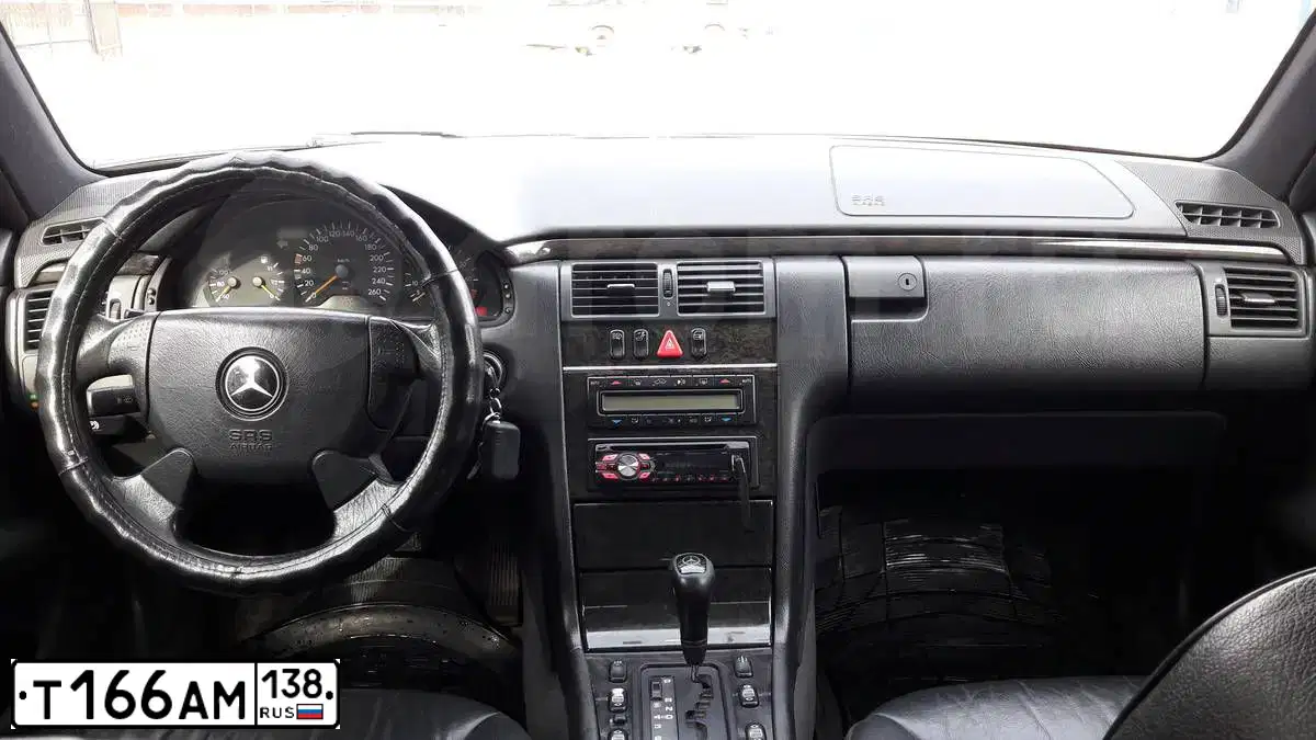 Фото автомобиля MERCEDES E-KLASSE, 1996 — госномер В674УК38. Цвет: Серебристый