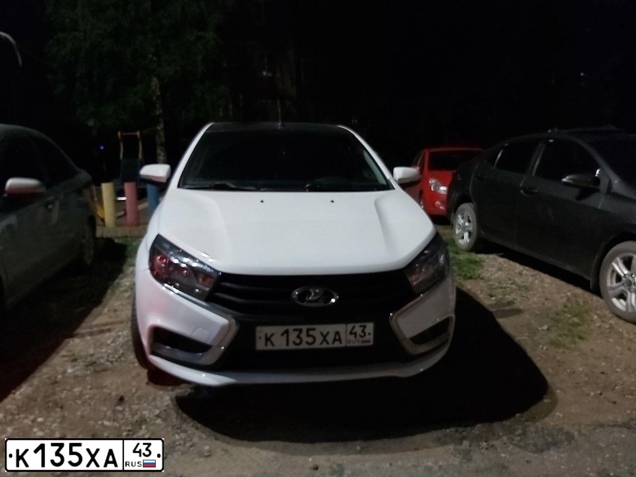 Фото автомобиля LADA VESTA, 2017 — госномер К135ХА43. Цвет: БЕЛЫЙ