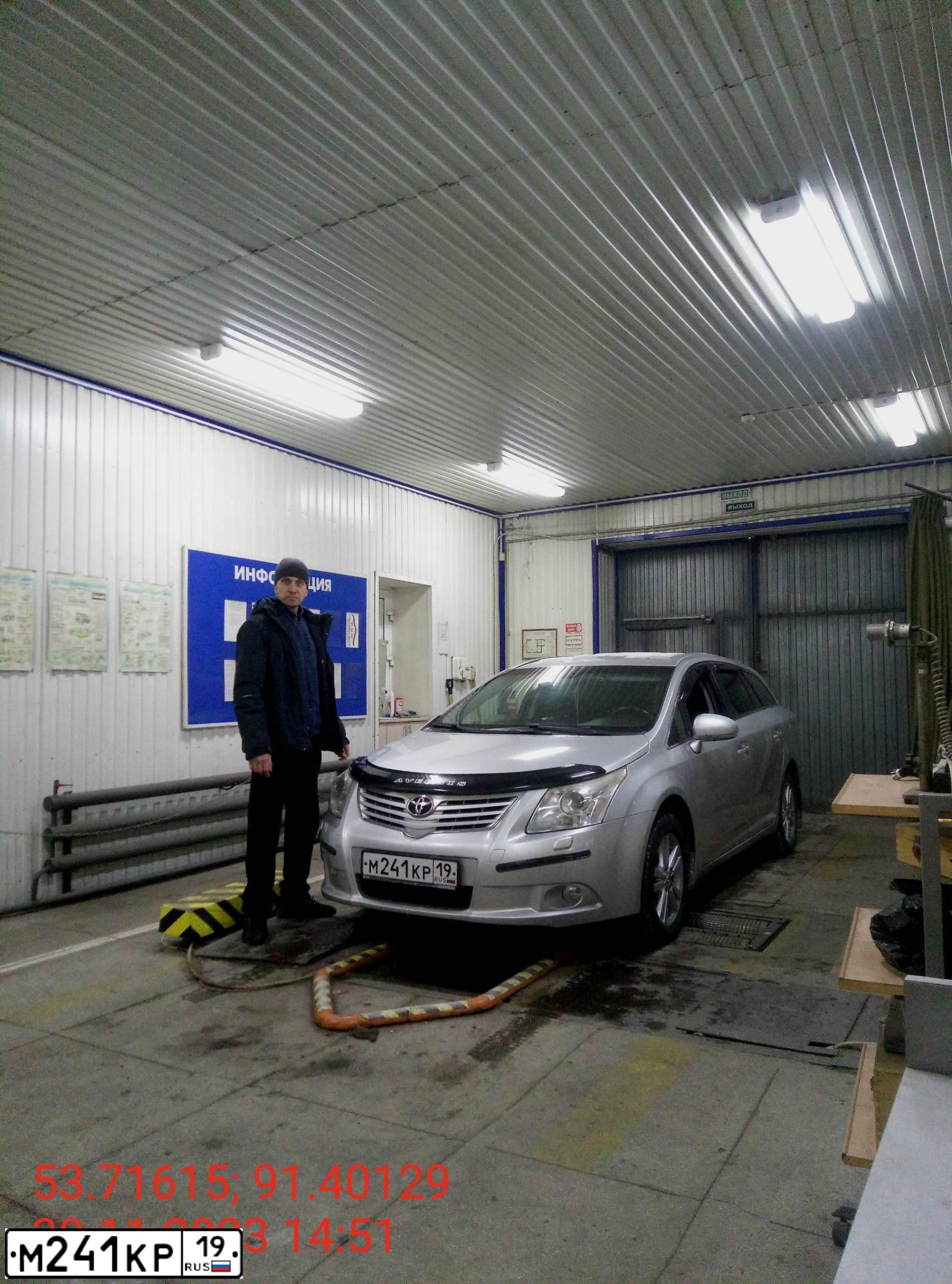 Фото автомобиля TOYOTA AVENSIS, 2010 — госномер М860ЕМ19. Цвет: Серебристый