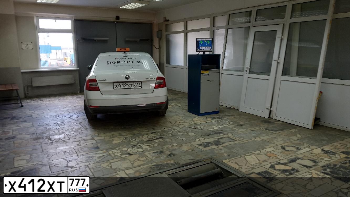 Фото автомобиля SKODA OCTAVIA, 2017 — госномер Х412ХТ777. Цвет: Белый