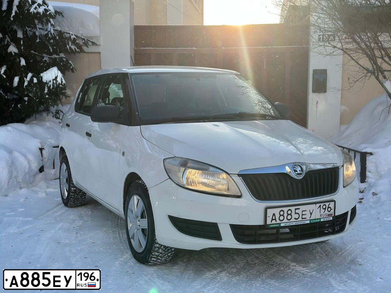 Фото автомобиля SKODA FABIA, 2013 — госномер Т222УС196. Цвет: Белый