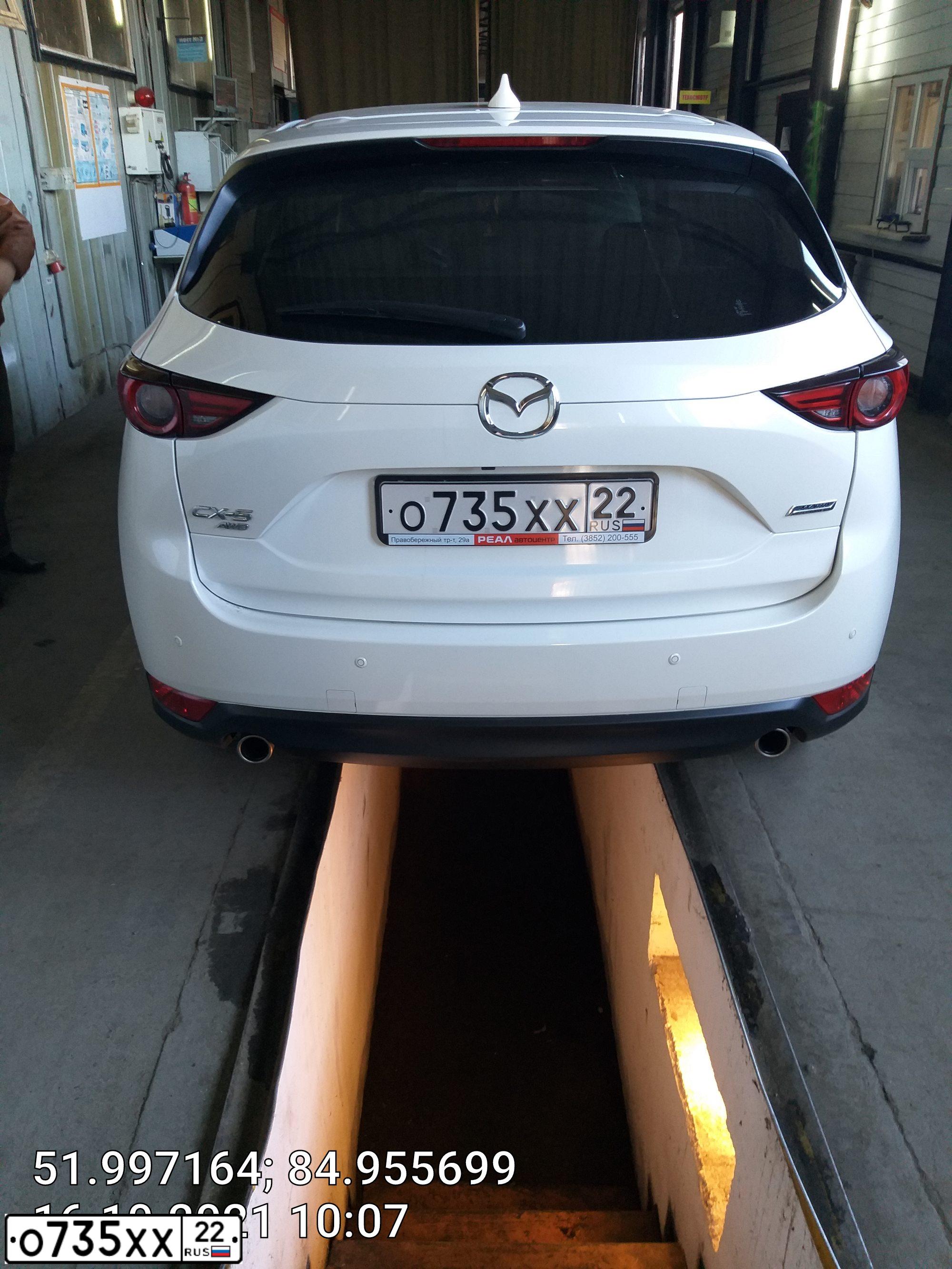 Фото автомобиля MAZDA CX-5, 2017 — госномер О735ХХ22. Цвет: БЕЛЫЙ ПЕРЛАМУТР