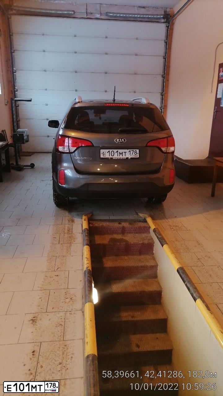 Фото автомобиля KIA SORENTO, 2013 — госномер Е101МТ178. Цвет: СЕРЫЙ