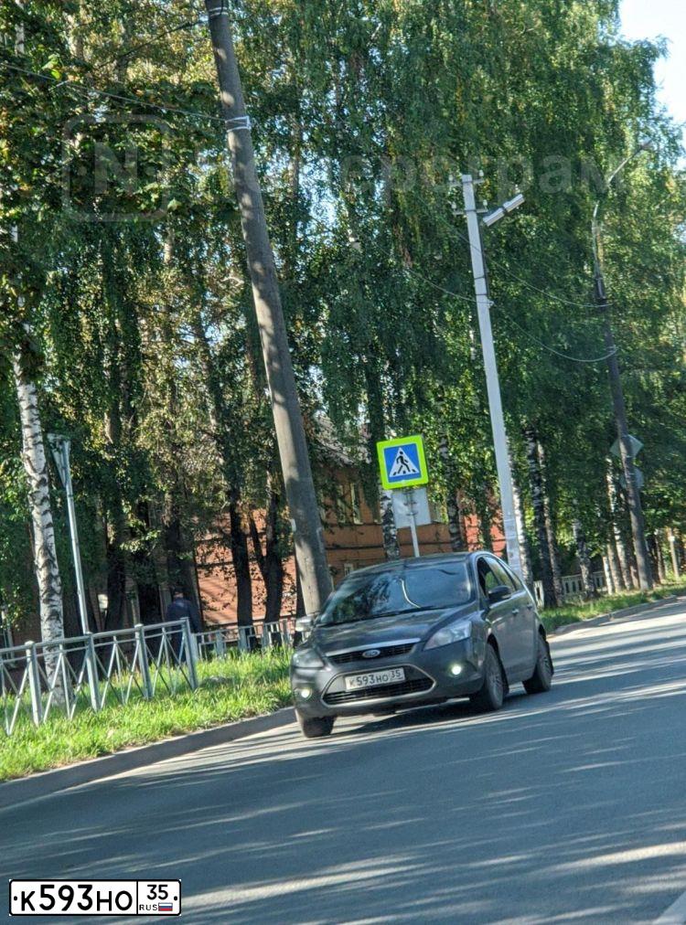 Фото автомобиля FORD FOCUS, 2011 — госномер К593НО35. Цвет: ТЕМНО-СЕРЫЙ