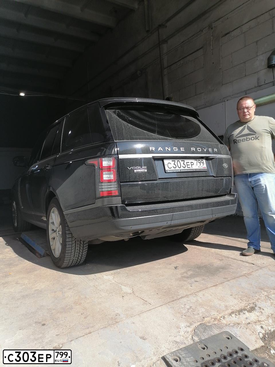 Фото автомобиля LANDROVER DISCOVERY, 2015 — госномер С303ЕР799. Цвет: Красный