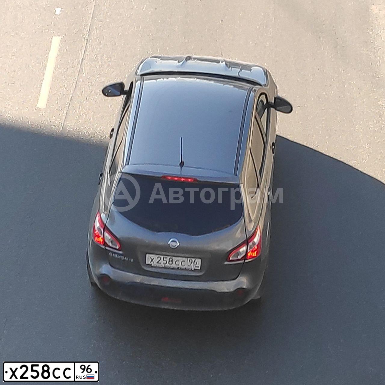Фото автомобиля NISSAN QASHQAI, 2012 — госномер Х258СС96. Цвет: СЕРЫЙ