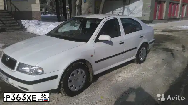 Фото автомобиля SKODA OCTAVIA, 1998 — госномер Р363ХЕ36. Цвет: Белый