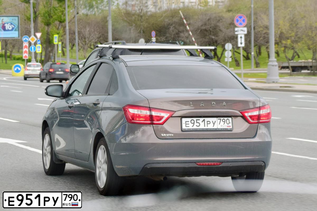 Фото автомобиля VAZ ЛАДА GFK110 ЛАДА ВЕСТА, 2021 — госномер Е951РУ790. Цвет: СЕРЫЙ