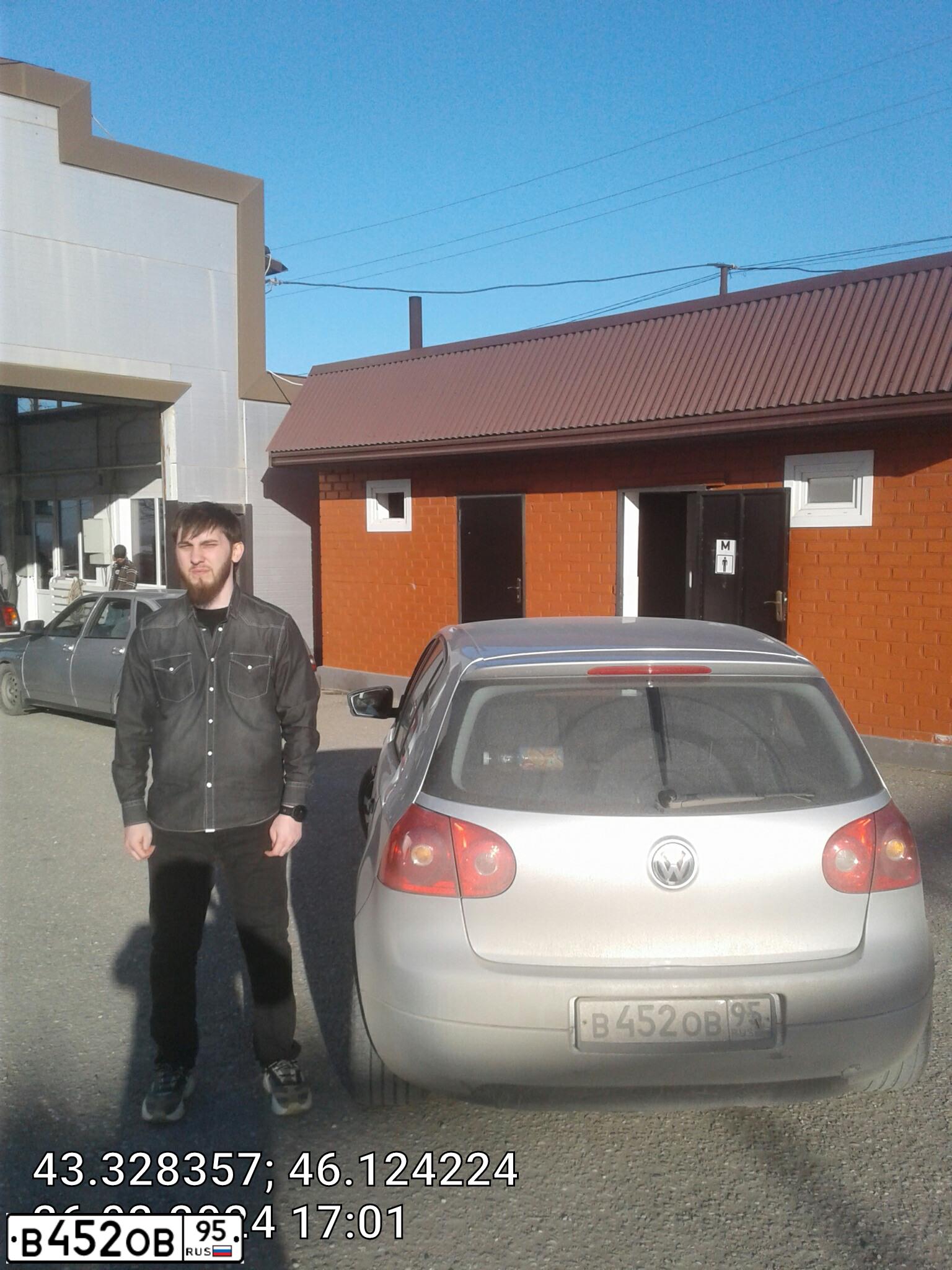 Фото автомобиля VOLKSWAGEN GOLF, 2004 — госномер Е280ОО193. Цвет: Белый