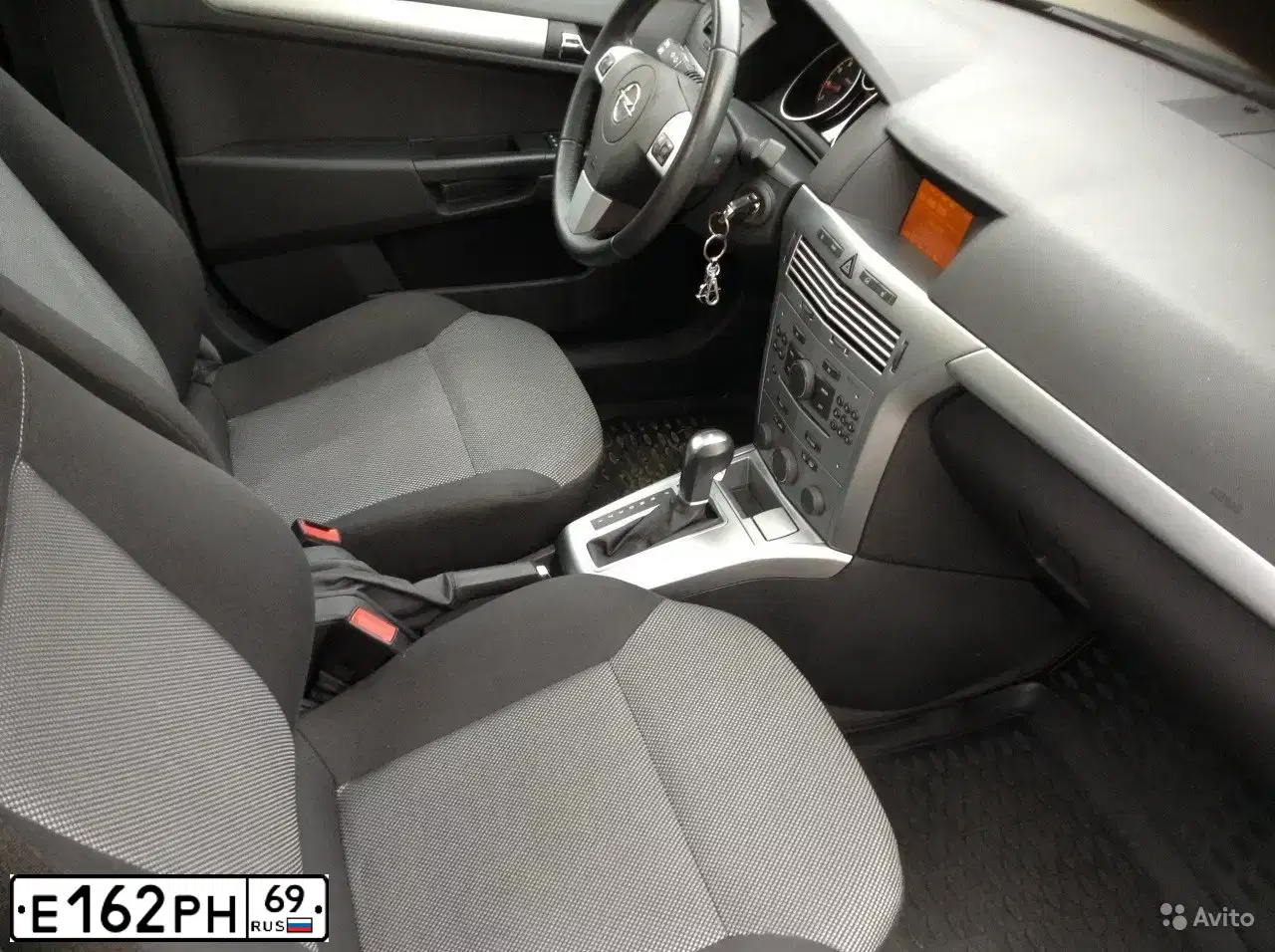 Фото автомобиля OPEL ASTRA, 2013 — госномер У596АН180. Цвет: ЧЕРНЫЙ