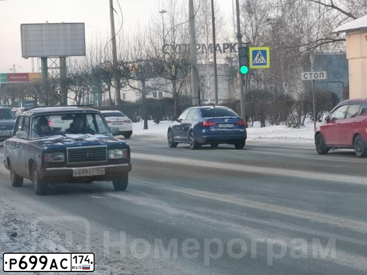 Фото автомобиля VOLKSWAGEN POLO, 2002 — госномер Х947ХЕ174. Цвет: Красный