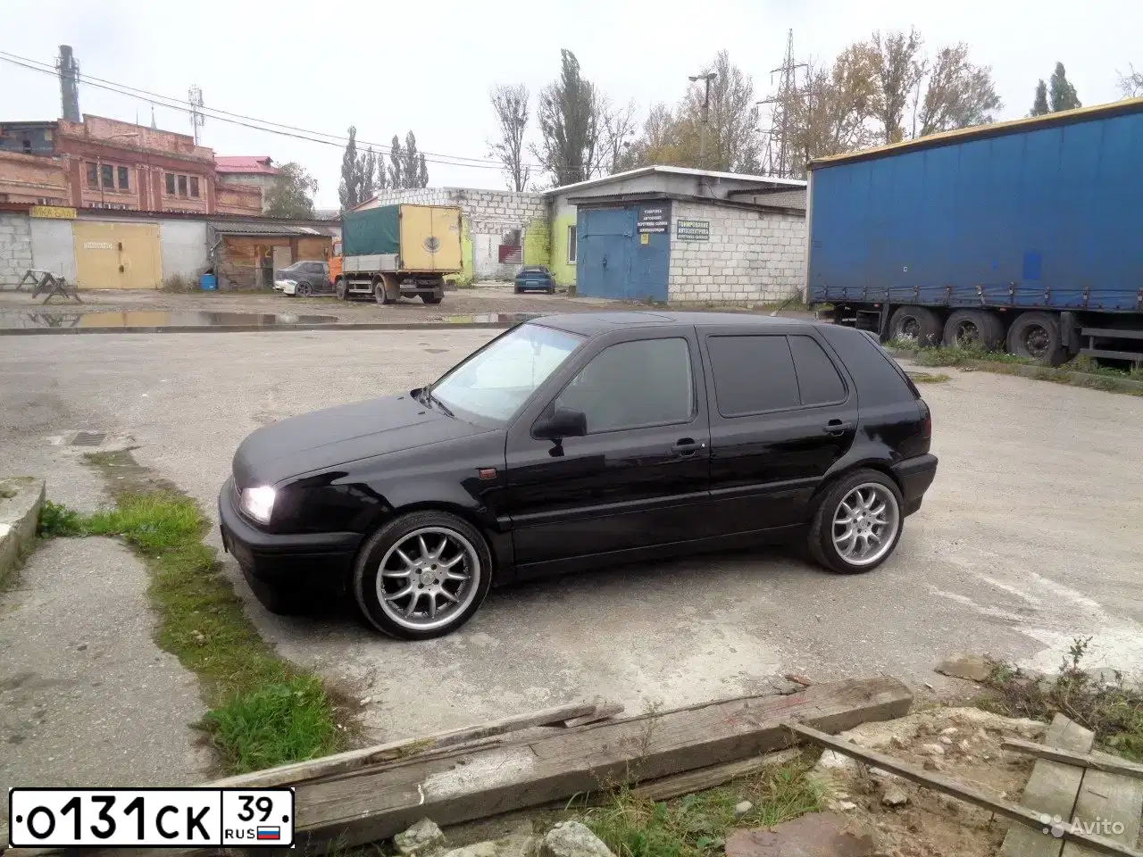 Фото автомобиля VOLKSWAGEN GOLF, 1994 — госномер О131СК39. Цвет: ЧЕРНЫЙ