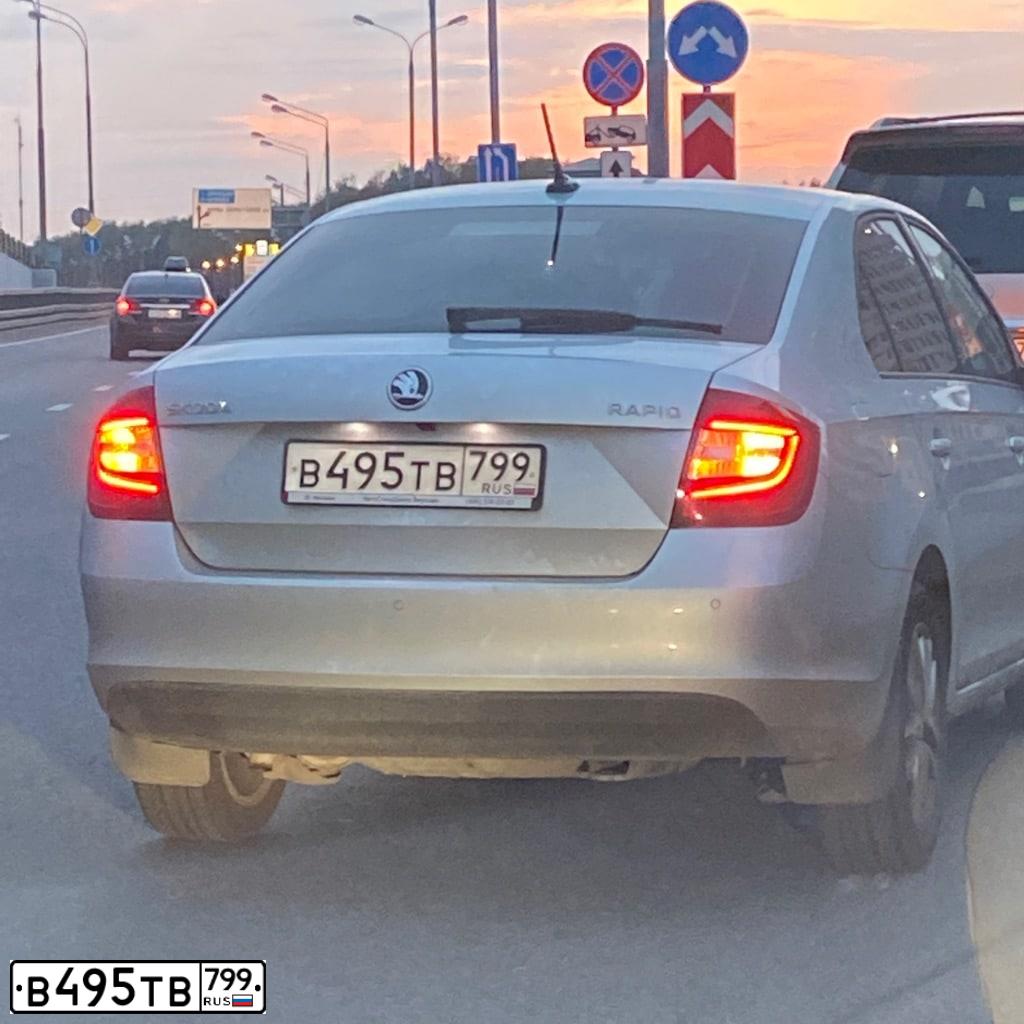 Фото автомобиля SKODA RAPID, 2019 — госномер В495ТВ799. Цвет: СЕРЫЙ