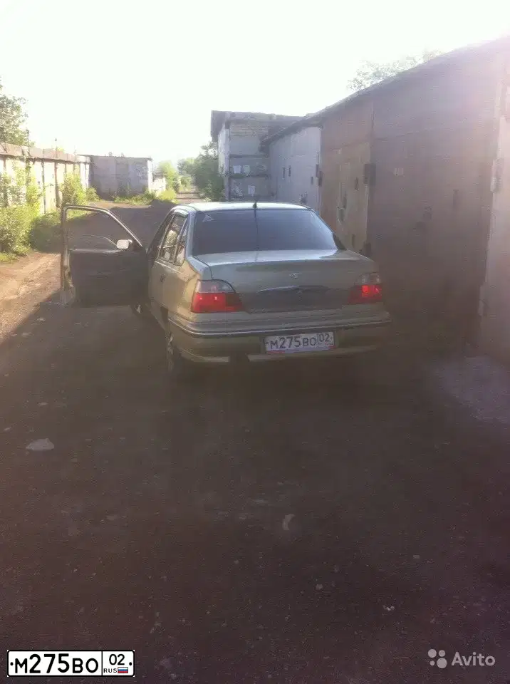 Фото автомобиля DAEWOO NEXIA, 2006 — госномер М275ВО02. Цвет: ПЕСОЧНЫЙ