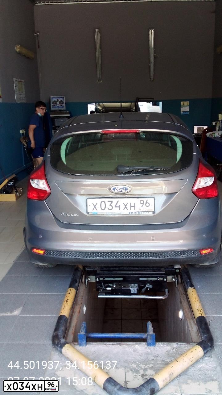 Фото автомобиля FORD FOCUS, 2012 — госномер Х034ХН96. Цвет: СЕРО-КОРИЧНЕВЫЙ