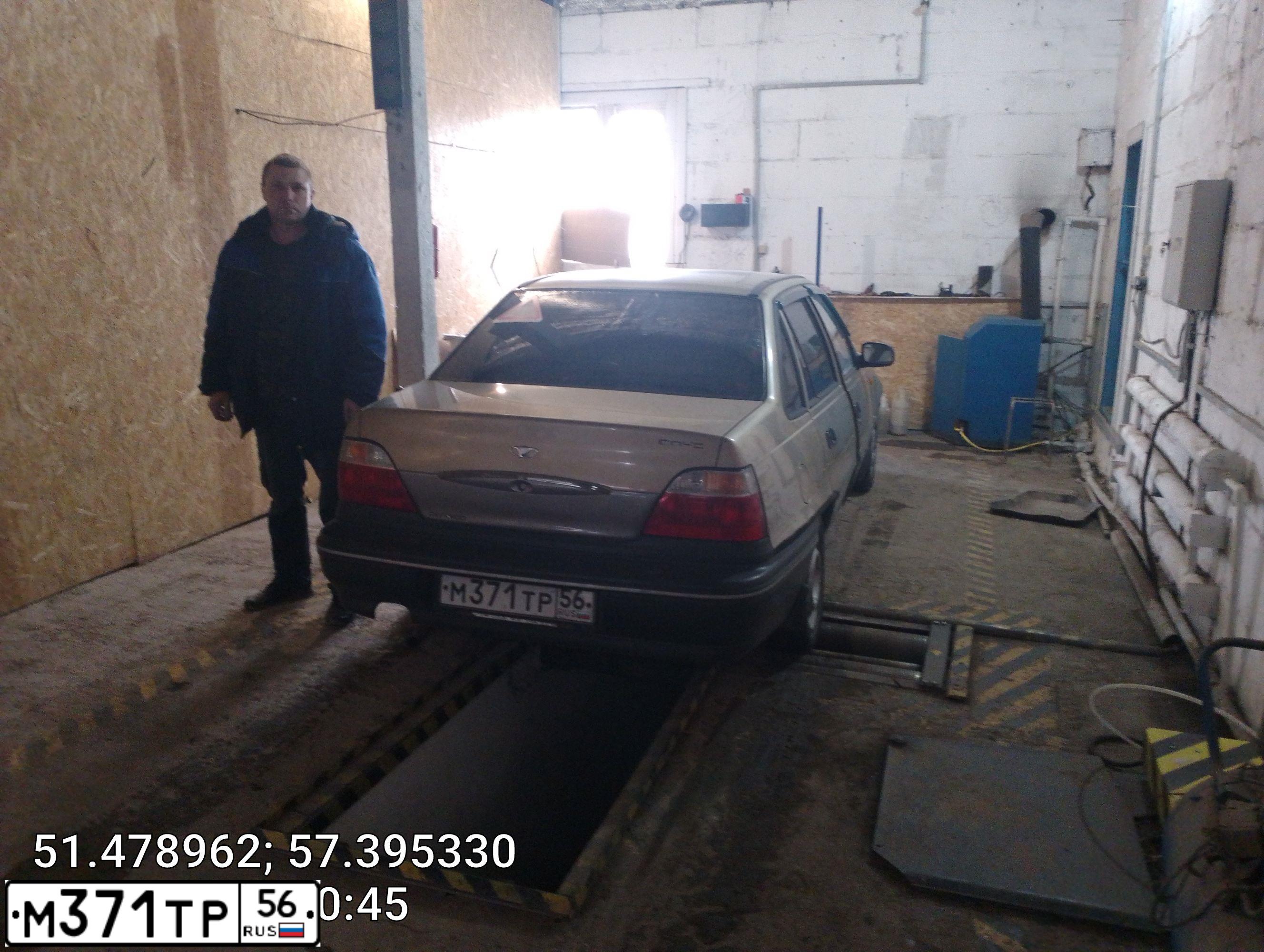 Фото автомобиля DAEWOO NEXIA, 2005 — госномер М371ТР56. Цвет: ПЕСОЧНО-БЕЖЕВЫЙ
