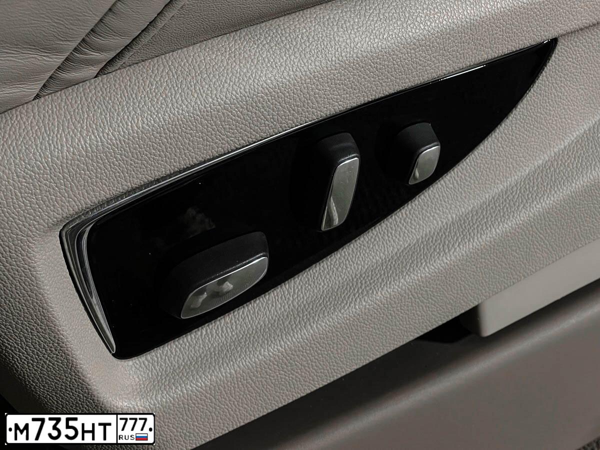 Фото автомобиля CADILLAC ESCALADE, 2015 — госномер Н047ВУ550. Цвет: БЕЛЫЙ МЕТАЛЛИК