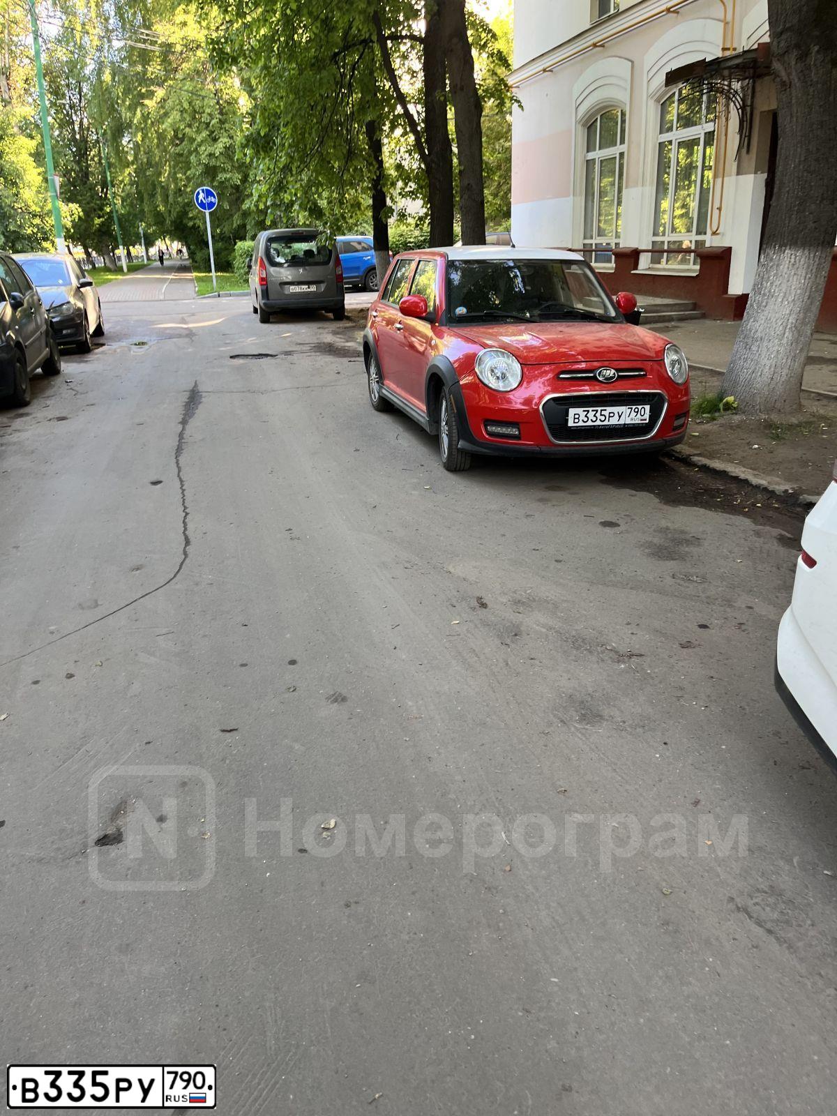 Фото автомобиля LIFAN SMILY, 2014 — госномер Х006УЕ777. Цвет: Красный