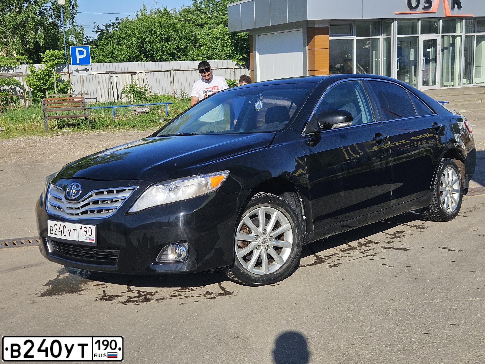 Фото автомобиля TOYOTA CAMRY, 2010 — госномер В240УТ190. Цвет: ЧЕРНЫЙ