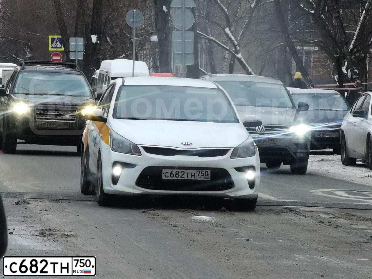 Фото автомобиля KIA RIO, 2018 — госномер Т013ЕТ05. Цвет: Белый