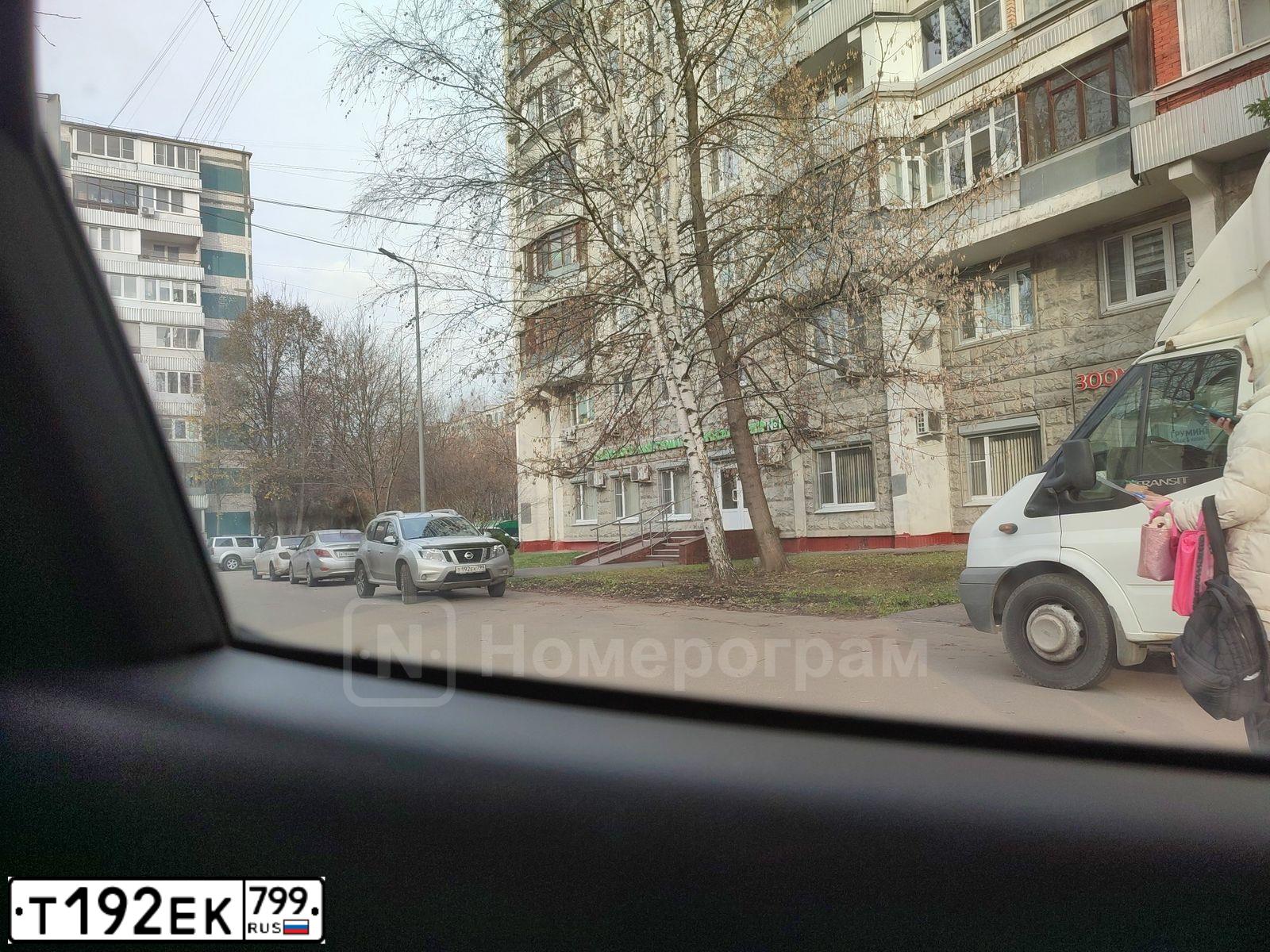 Фото автомобиля NISSAN TERRANO, 2017 — госномер Т192ЕК799. Цвет: Серебристый