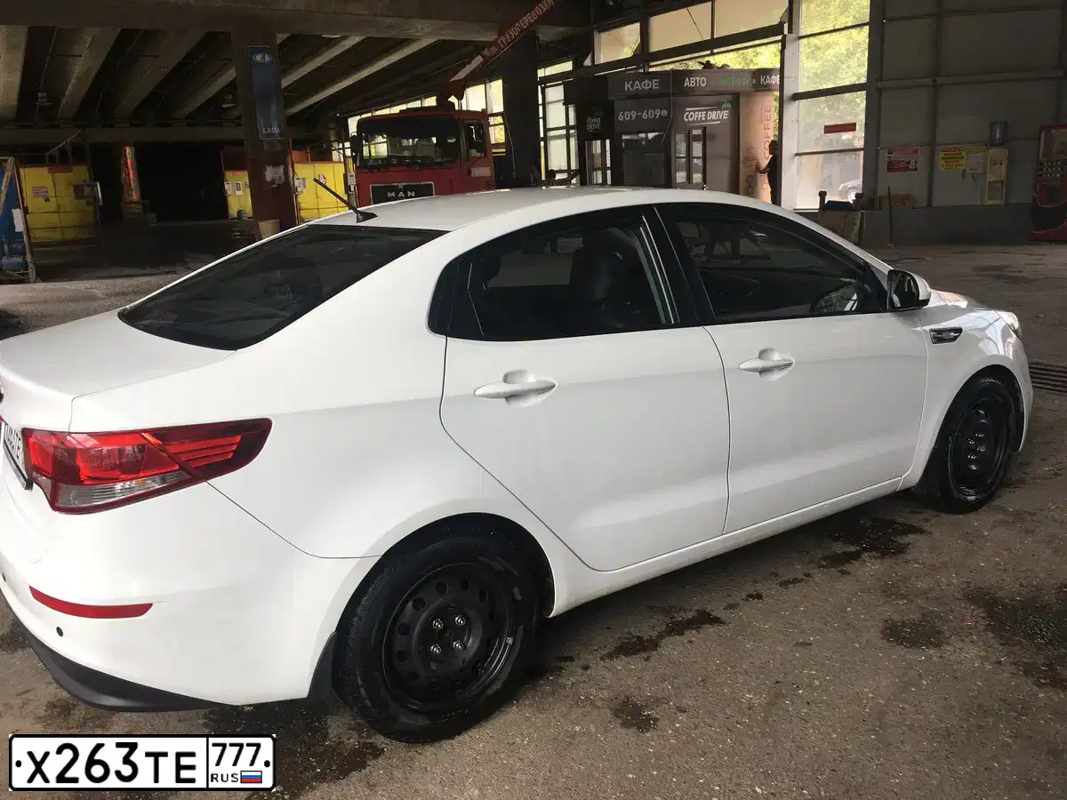 Фото автомобиля KIA RIO, 2016 — госномер У618АО05. Цвет: Белый