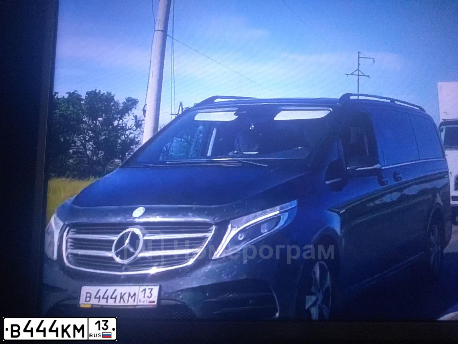 Фото автомобиля VOLKSWAGEN MULTIVAN, 2010 — госномер В444КМ13. Цвет: ЧЕРНЫЙ