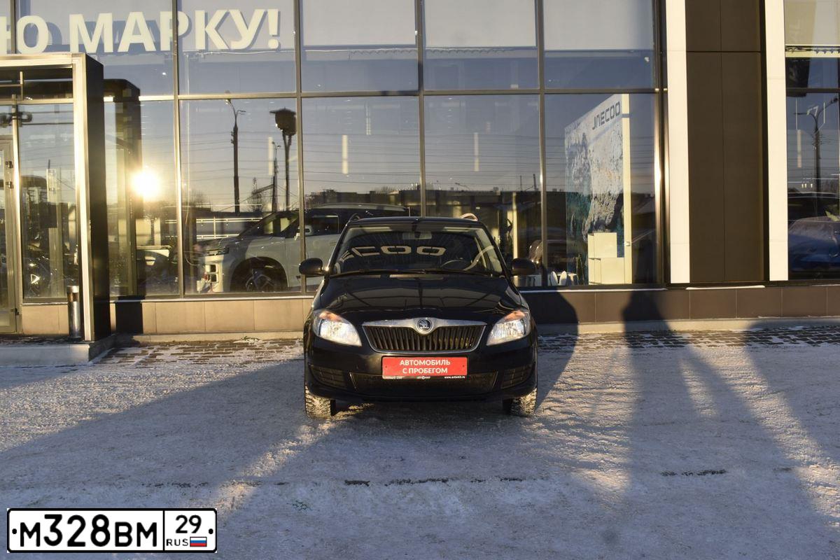 Фото автомобиля SKODA FABIA, 2014 — госномер М328ВМ29. Цвет: ЧЕРНЫЙ