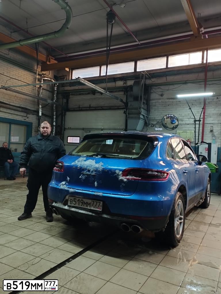 Фото автомобиля PORSCHE MACAN, 2014 — госномер О411ЕВ977. Цвет: синий