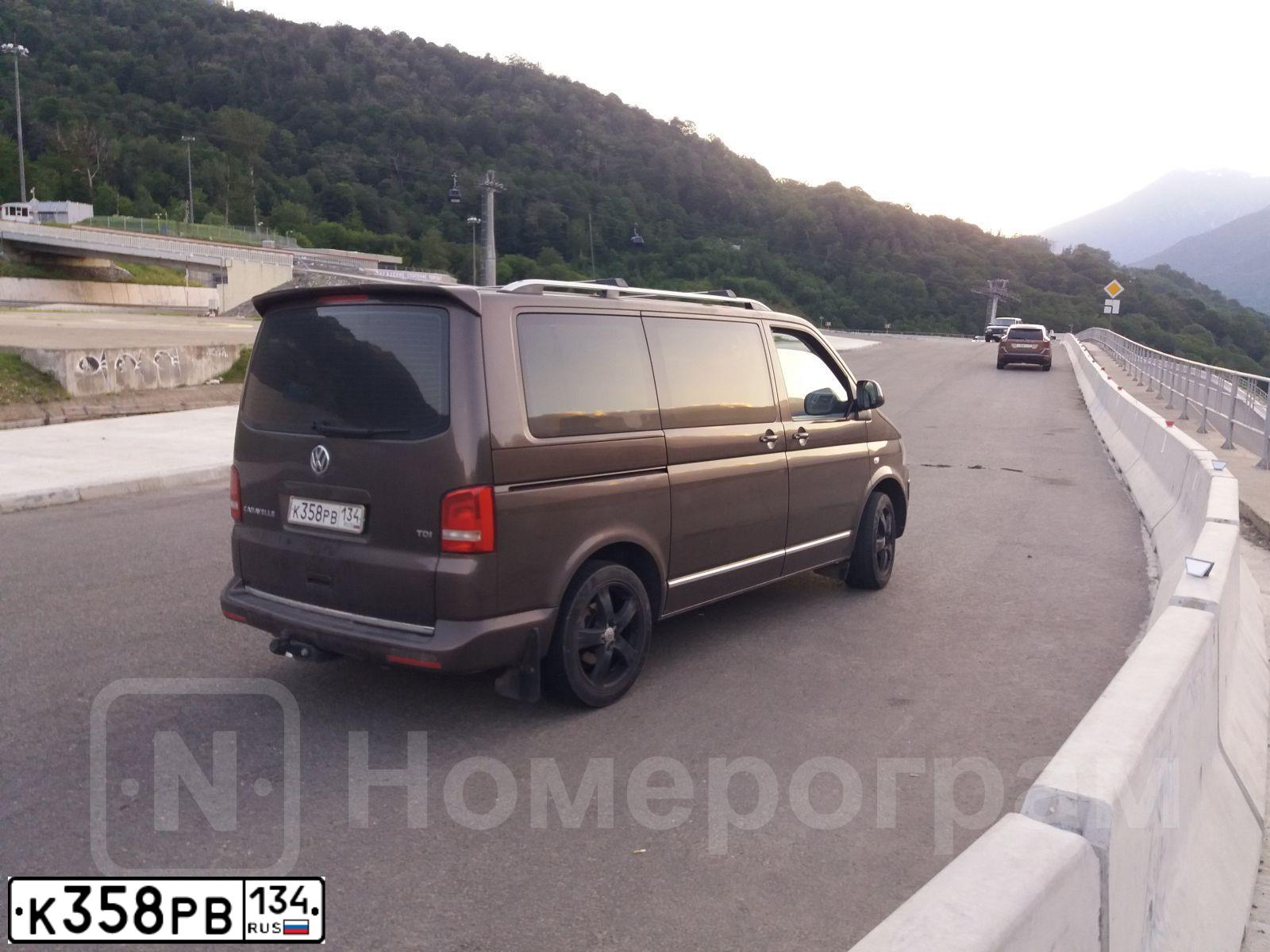 Фото автомобиля VOLKSWAGEN CARAVELLE, 2011 — госномер К358РВ134. Цвет: Коричневый