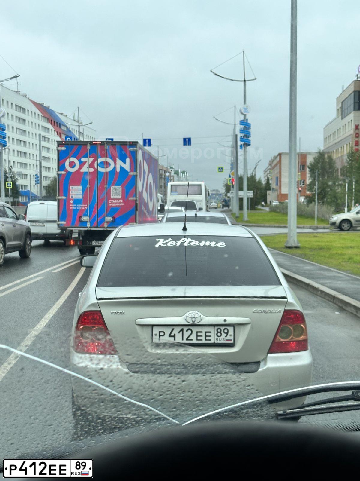 Фото автомобиля TOYOTA COROLLA, 2006 — госномер Р412ЕЕ89. Цвет: СЕРЕБРИСТЫЙ